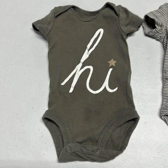 😍 3 for $15 😍 2x Boys Carter’s Short-Sleeve Onesies sz NB - Gray & White - Picture 2 of 5